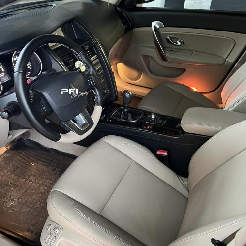Obszycie foteli w Renault Latitude PFI car styling